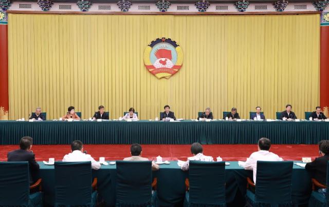 5月24日,十四届全国政协第十九次双周协商座谈会在北京召开,中共中央政治局常委、全国政协主席王沪宁主持会议。新华社记者 王晔 摄 5月24日,十四届全国政协第十九次双周协商座谈会在北京召开,中共中央政治局常委、全国政协主席王沪宁主持会议。新华社记者 王晔 摄